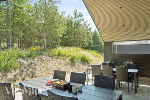 Njut av en grillkväll på terrassen i lyxstuga nr 811 i Østjylland