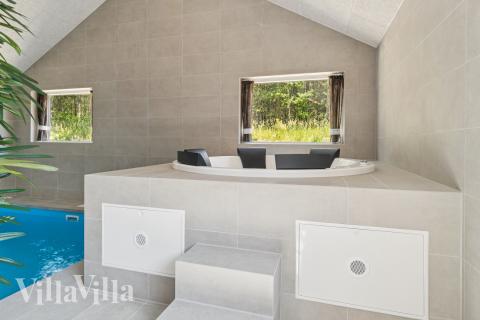 Njut av spabadets värme i lyxstuga nr 815 i Østjylland