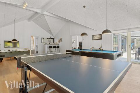 Förutom de många timmar som du kan tillbringa i stugans poolavdelning erbjuder lyxstuga 815 även biljard, bordtennis och dart