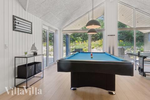 Lyxstuga 815 för 26 personer har ett stort aktivitetsrum med bl.a. biljard och dart