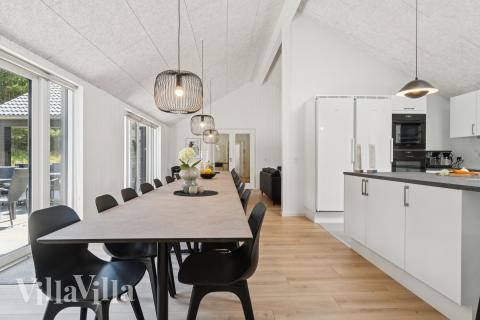 Det stora ljusa vardagsrummet i lyxstuga nr 815 för 26.