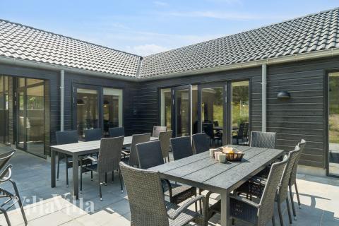 Lyxstuga nr 815 har en härlig terrass med sköna trädgårdsmöbler för 26 personer.