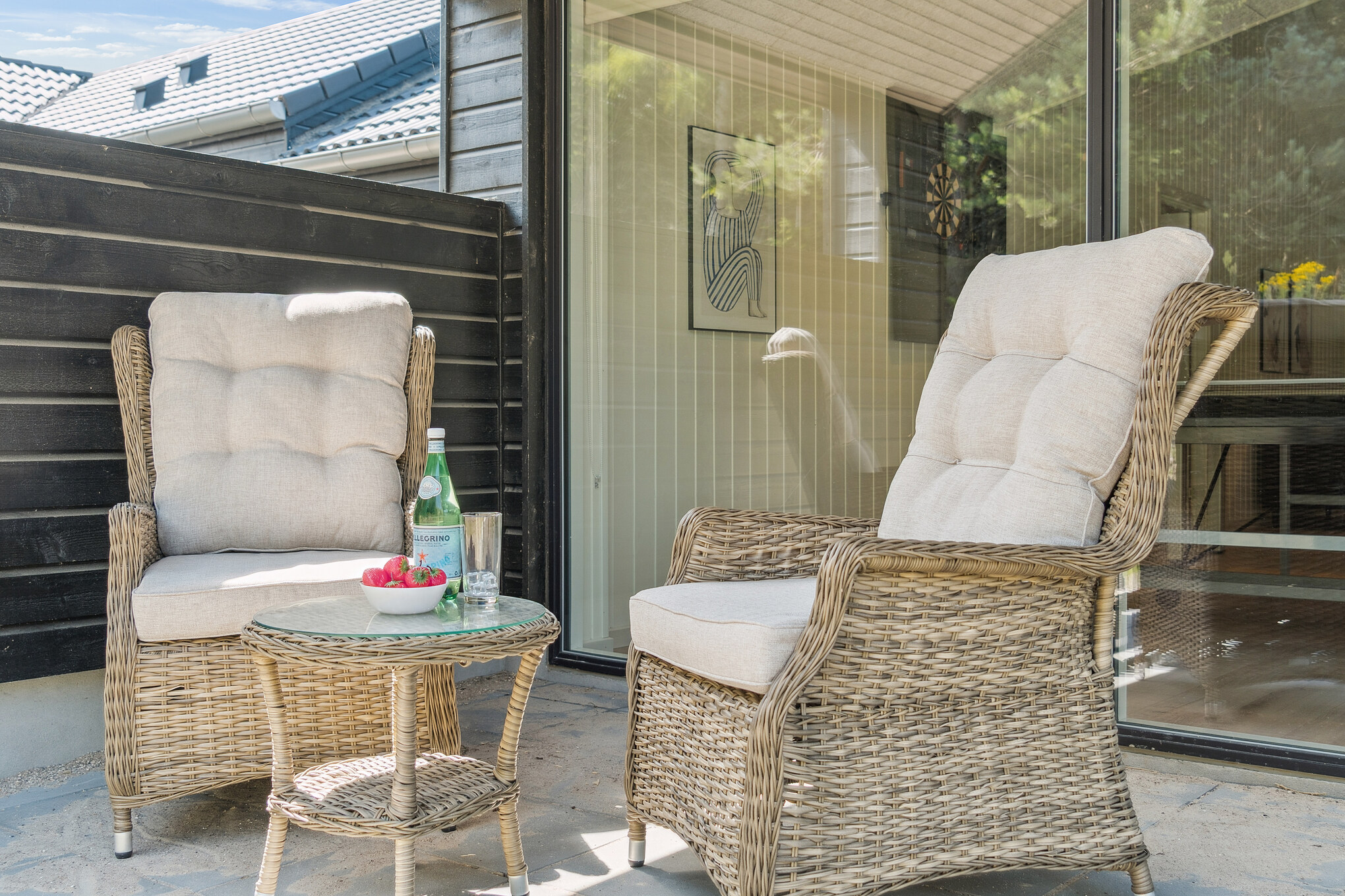 Njut av en grillkväll på terrassen i lyxstuga nr 815 i Østjylland