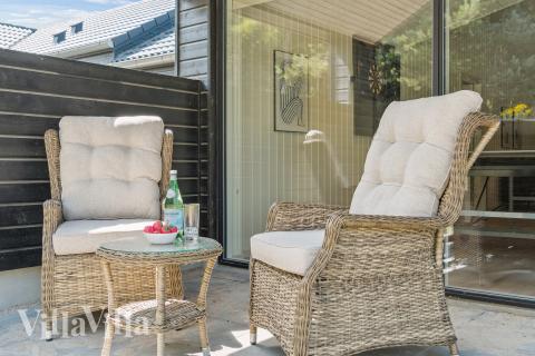 Njut av en grillkväll på terrassen i lyxstuga nr 815 i Østjylland