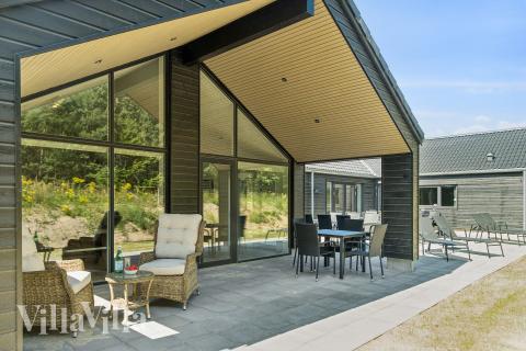 På terrassen i sommarhus nr 815 finns det plats för upp till 26 gäster.