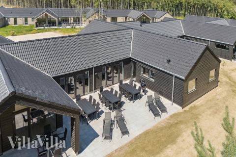 Den praktfulla poolstugan nr 815 med plats för 26 personer ligger i Østjylland