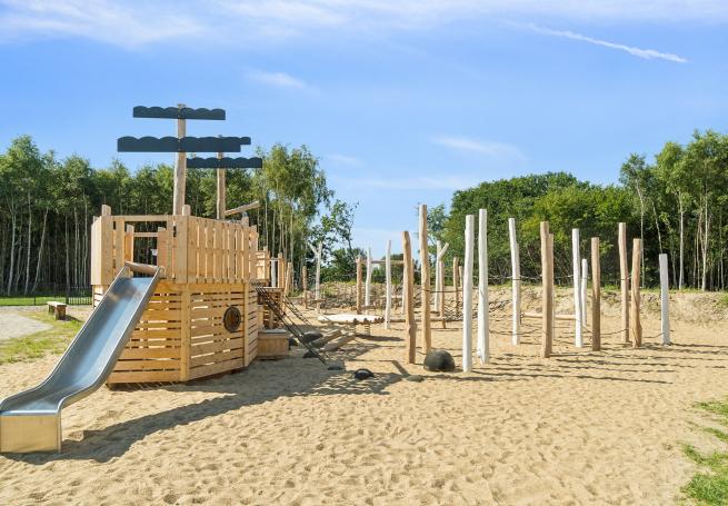 Till den trevliga sommarstugan nr 802 i Østjylland erbjuds en mängd utomhusaktiviteter, t.ex. lektorn och gungor