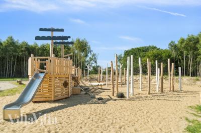 Till den trevliga sommarstugan nr 802 i Østjylland erbjuds en mängd utomhusaktiviteter, t.ex. lektorn och gungor