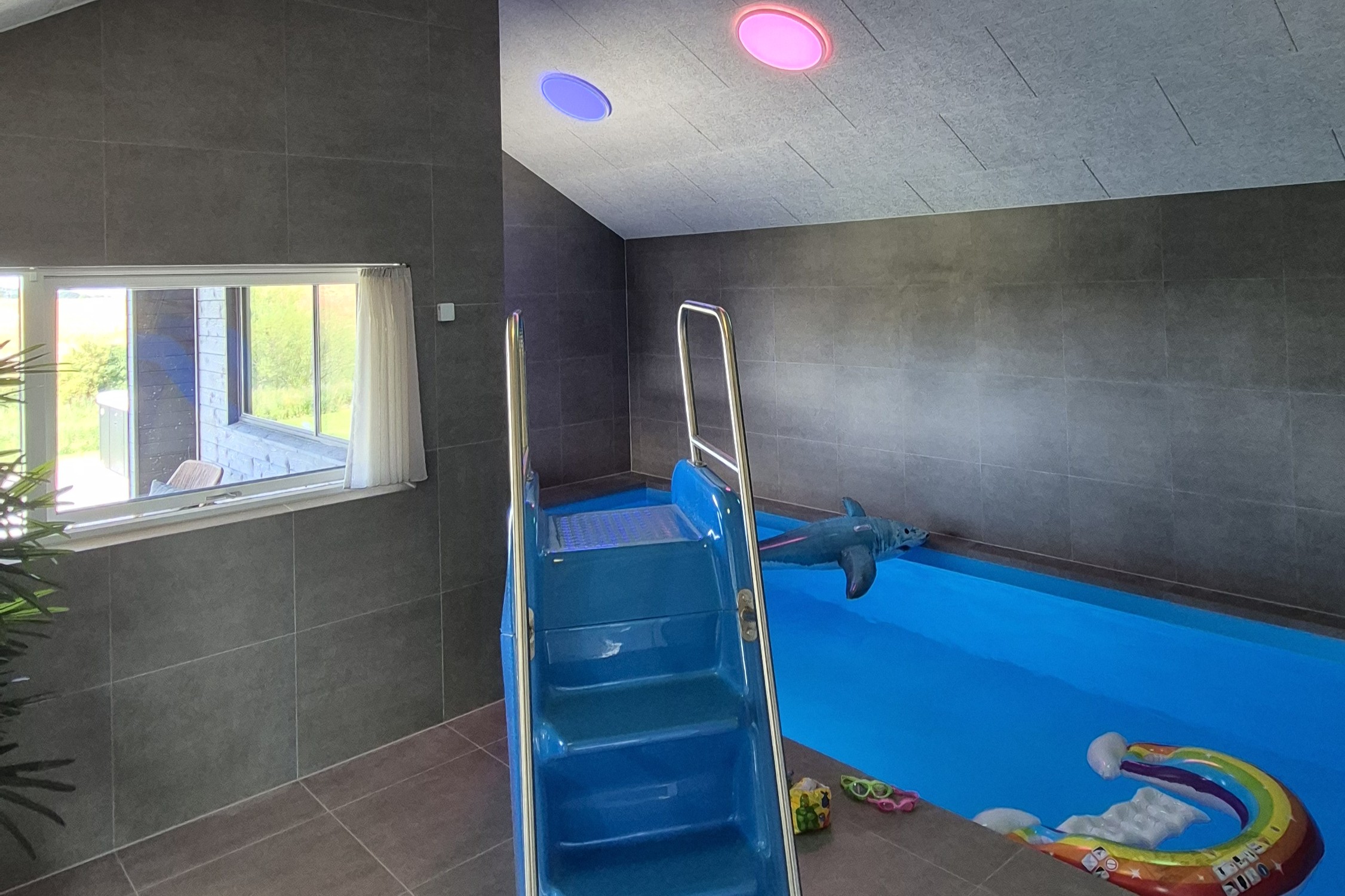 Den härliga poolen i lyxstuga nr 668 för 16 personer