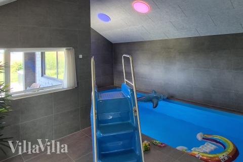 Den härliga poolen i lyxstuga nr 668 för 16 personer