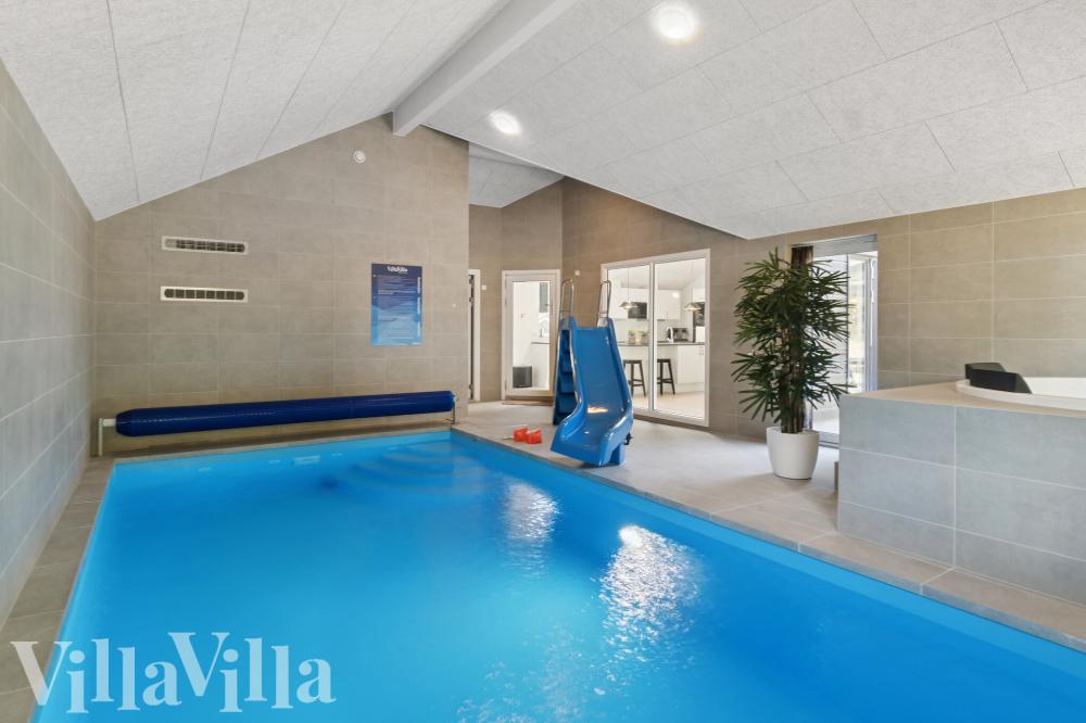 Sommarstuga 817 är inredd med en smakfull poolavdelning som har vattenrutschbana, ett stort inbyggt spapad och bastu