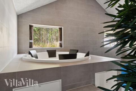 Njut av spabadets värme i lyxstuga nr 817 i Østjylland