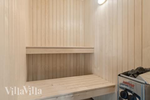 Njut av bastuvärmen i lyxstuga nr 817 för 24 personer