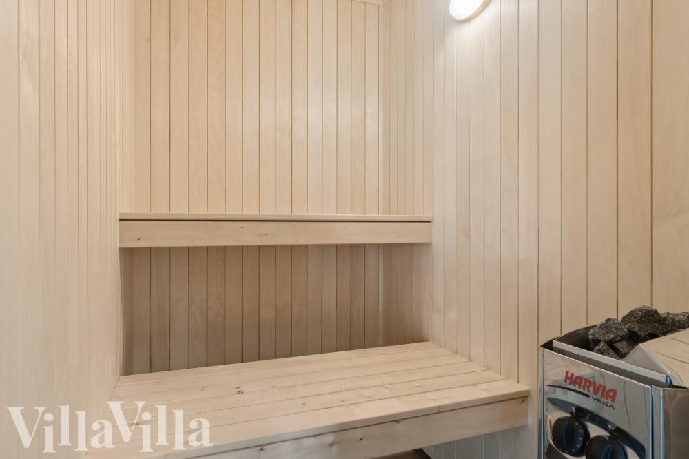 Njut av bastuvärmen i lyxstuga nr 817 för 24 personer