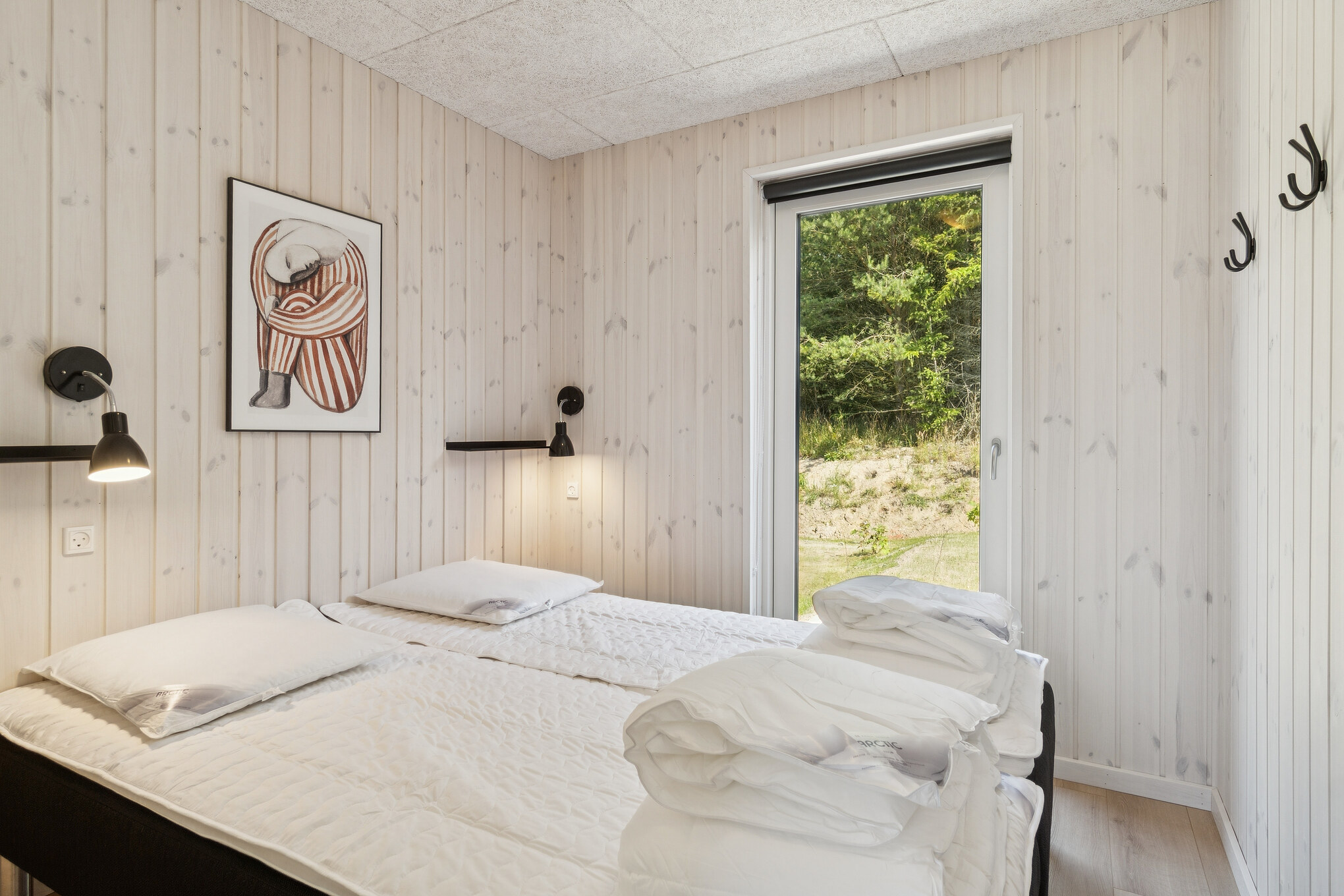 Ett av de 9 utmärkta sovrummen i lyxstuga nr 817 i Østjylland.