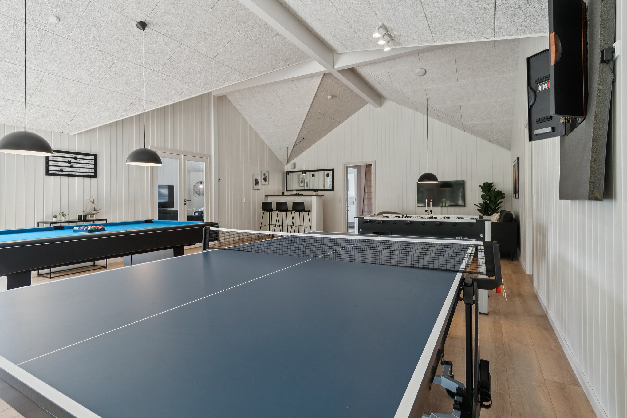 Förutom de många timmar som du kan tillbringa i stugans poolavdelning erbjuder lyxstuga 817 även biljard, bordtennis och dart