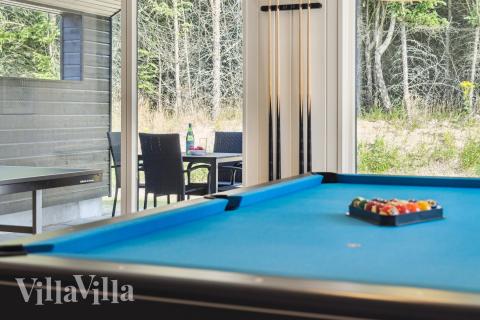 Lyxstuga 817 för 24 personer har ett stort aktivitetsrum med bl.a. biljard och dart