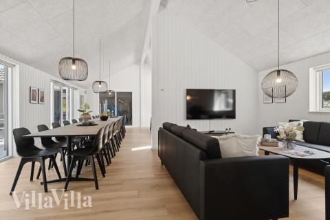 Det stora ljusa vardagsrummet i lyxstuga nr 817 för 24.