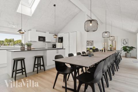 Vardagsrummet i lyxstuga nr. 817 har plats för 24 personer.