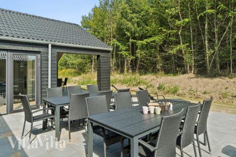 Lyxstuga nr 817 har en härlig terrass med sköna trädgårdsmöbler för 24 personer.