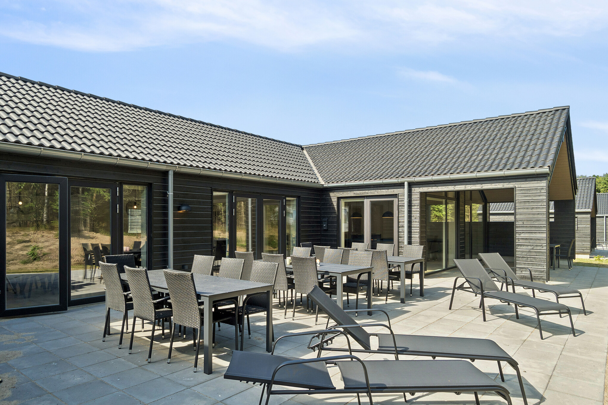 Njut av en grillkväll på terrassen i lyxstuga nr 817 i Østjylland
