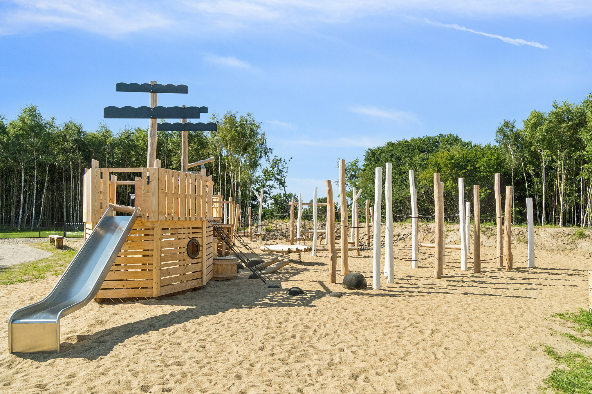 Till den trevliga sommarstugan nr 808 i Østjylland erbjuds en mängd utomhusaktiviteter, t.ex. lektorn och gungor