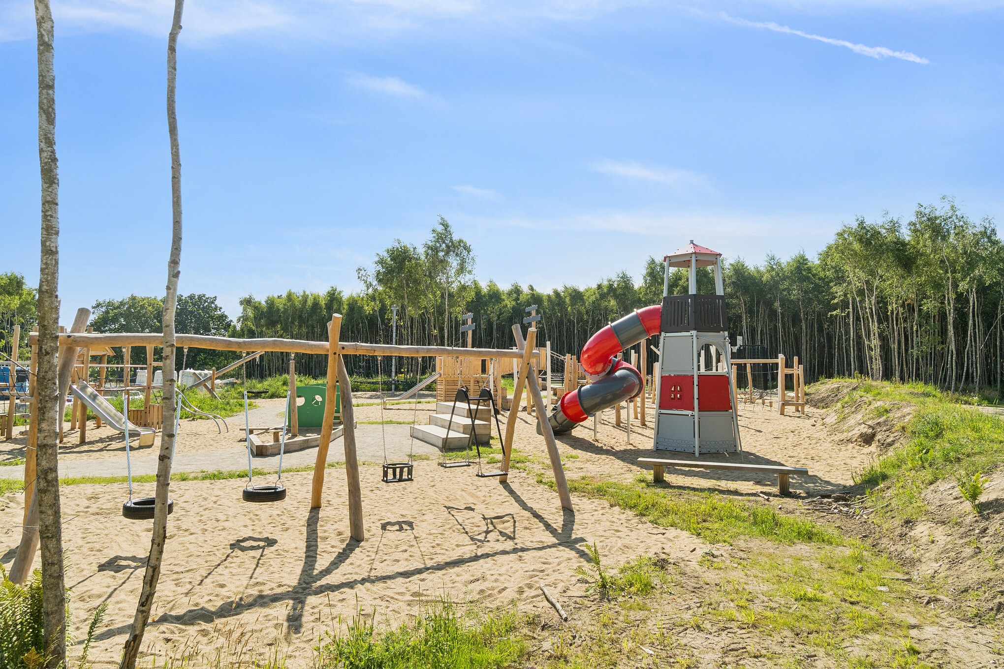 Till den trevliga sommarstugan nr 818 i Østjylland erbjuds en mängd utomhusaktiviteter, t.ex. lektorn och gungor