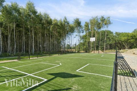 Utomhusaktiviteter kring sommarhus nr 824.