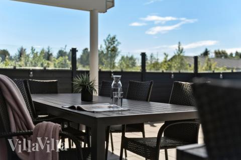 Lyxstuga nr 475 har en härlig terrass med sköna trädgårdsmöbler för 18 personer.
