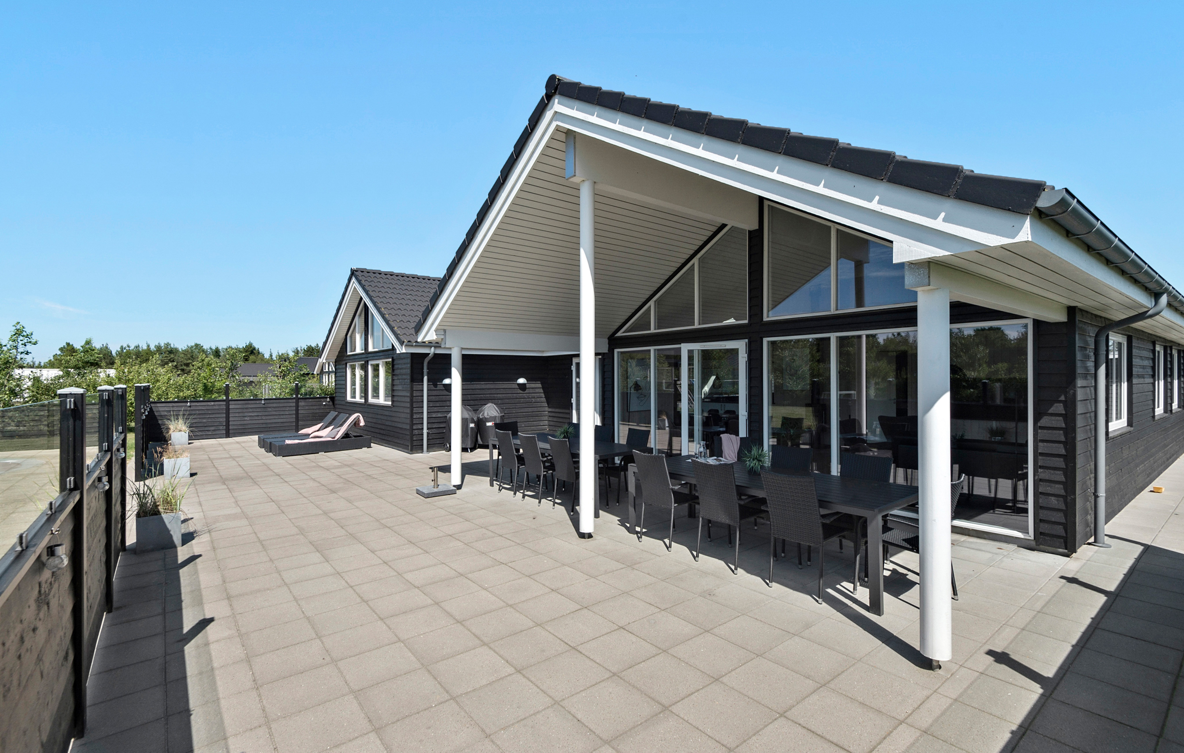 Njut av en grillkväll på terrassen i lyxstuga nr 475 i Vestjylland