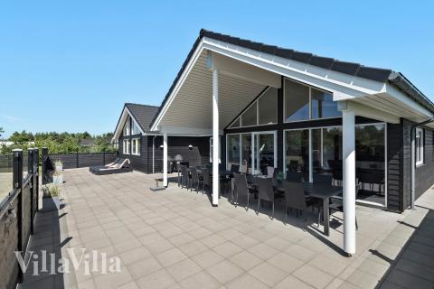 Njut av en grillkväll på terrassen i lyxstuga nr 475 i Vestjylland