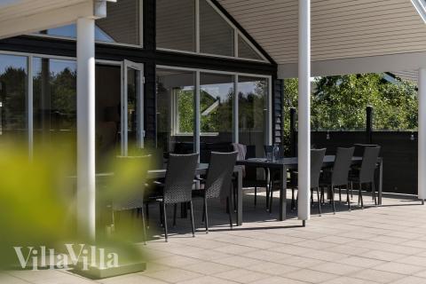 På terrassen i sommarhus nr 475 finns det plats för upp till 18 gäster.