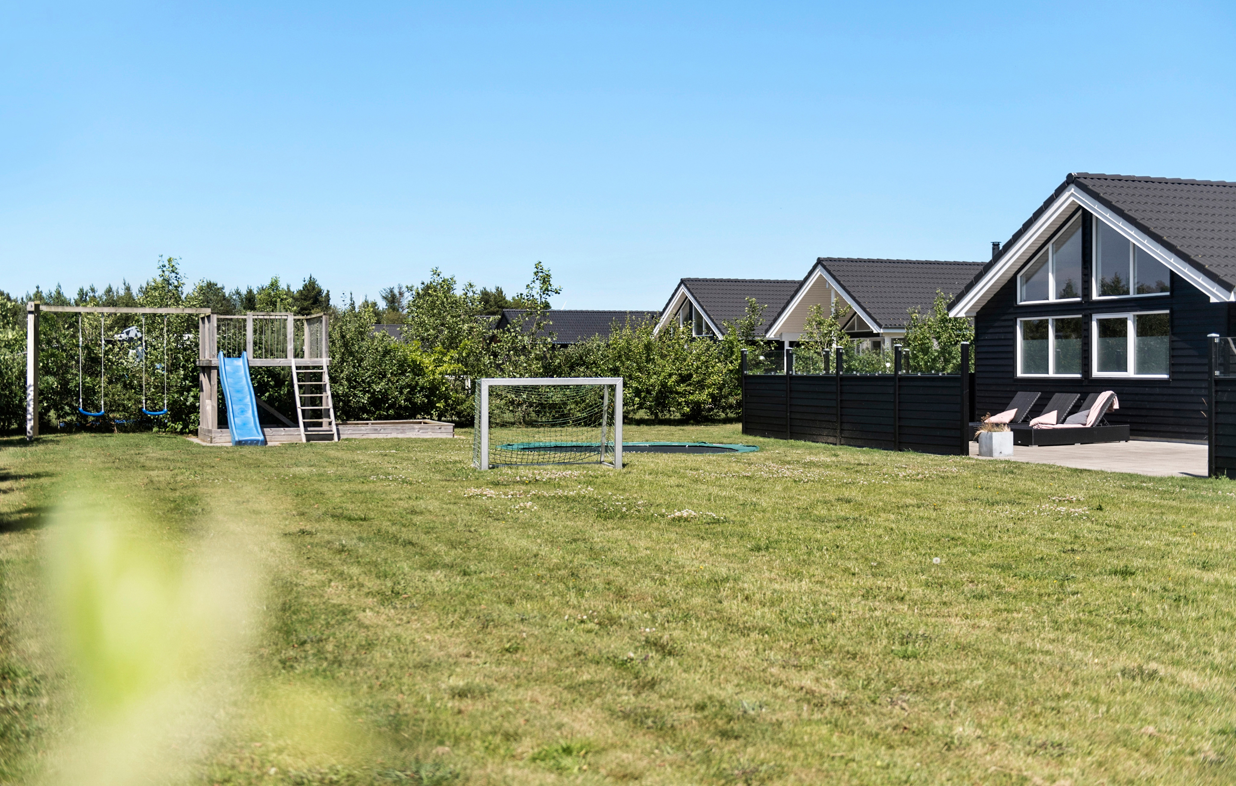 Till den trevliga sommarstugan nr 475 i Vestjylland erbjuds en mängd utomhusaktiviteter, t.ex. lektorn och gungor