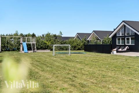 Till den trevliga sommarstugan nr 475 i Vestjylland erbjuds en mängd utomhusaktiviteter, t.ex. lektorn och gungor