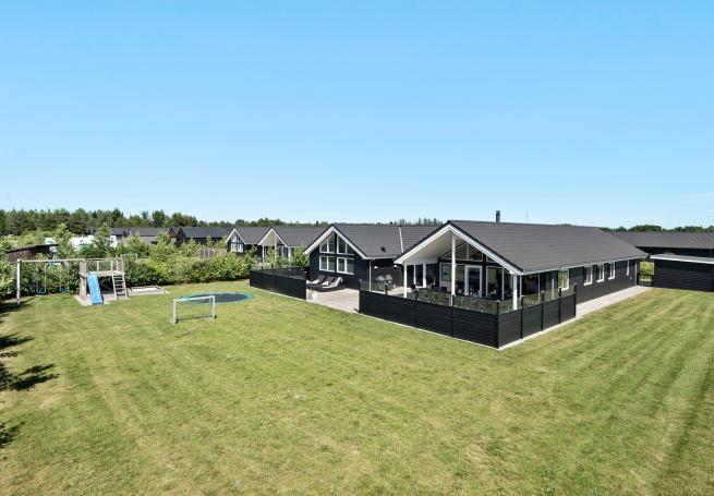 Den praktfulla poolstugan nr 475 med plats för 18 personer ligger i Vestjylland