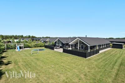 Den praktfulla poolstugan nr 475 med plats för 18 personer ligger i Vestjylland