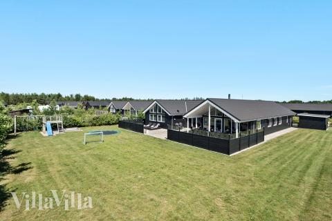 Den praktfulla poolstugan nr 475 med plats för 18 personer ligger i Vestjylland