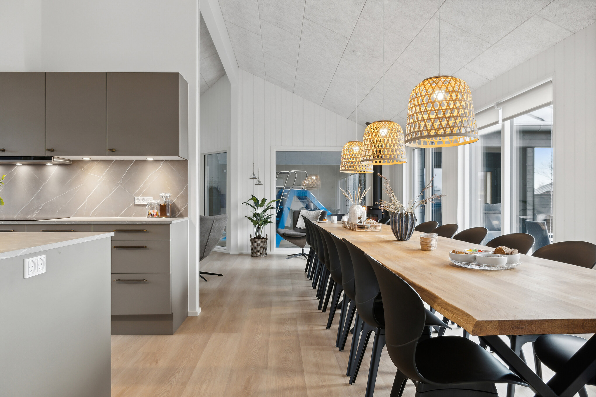 Det stora ljusa vardagsrummet i lyxstuga nr 902 för 18.