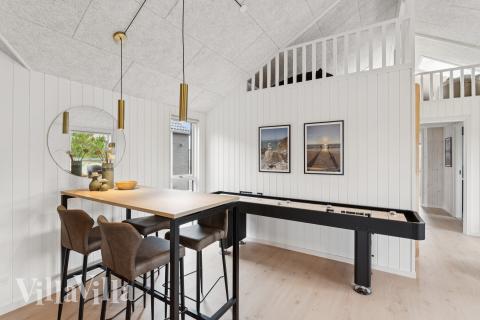 Aktivitetsrum i lyxstuga nr 672 med 7 sovrum och plats för 18 personer.