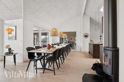 Det stora ljusa vardagsrummet i lyxstuga nr 672 för 18.