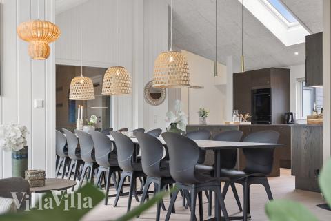 Vardagsrummet i lyxstuga nr. 672 har plats för 18 personer.