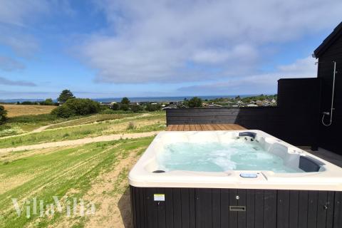 Njut av spabadets värme i lyxstuga nr 668 i Fyn och öar