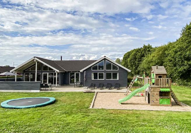 Den praktfulla poolstugan nr 281 med plats för 18 personer ligger i Sydjylland