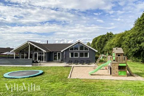 Den praktfulla poolstugan nr 281 med plats för 18 personer ligger i Sydjylland