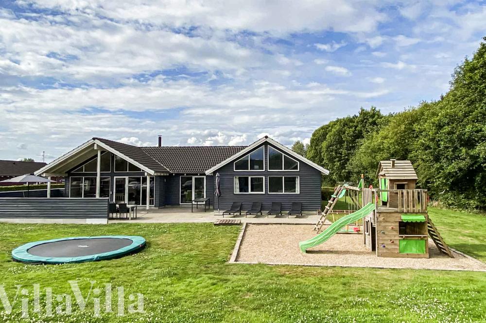 Den praktfulla poolstugan nr 281 med plats för 18 personer ligger i Sydjylland