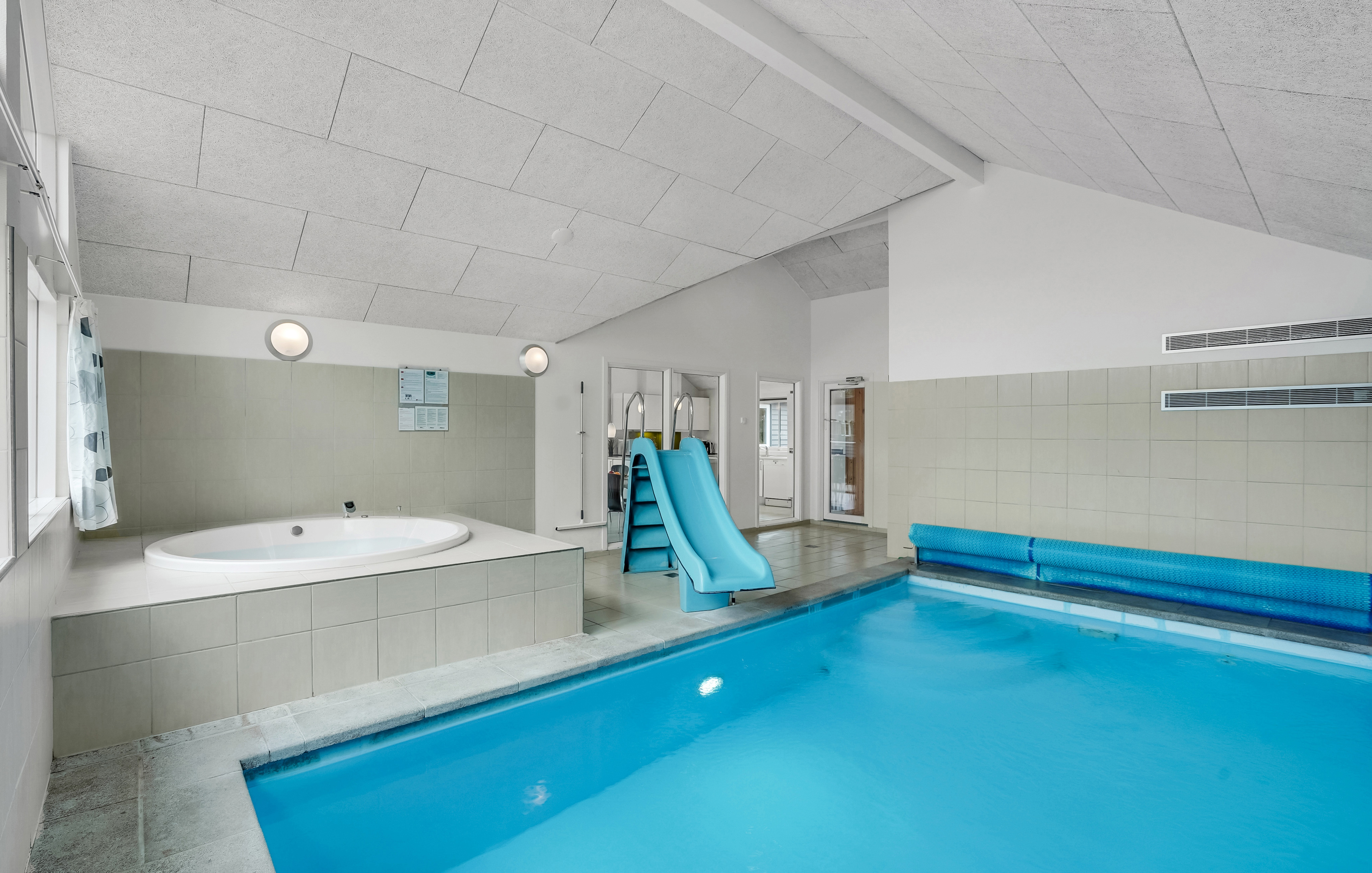 Sommarstuga 281 är inredd med en smakfull poolavdelning som har vattenrutschbana, ett stort inbyggt spapad och bastu