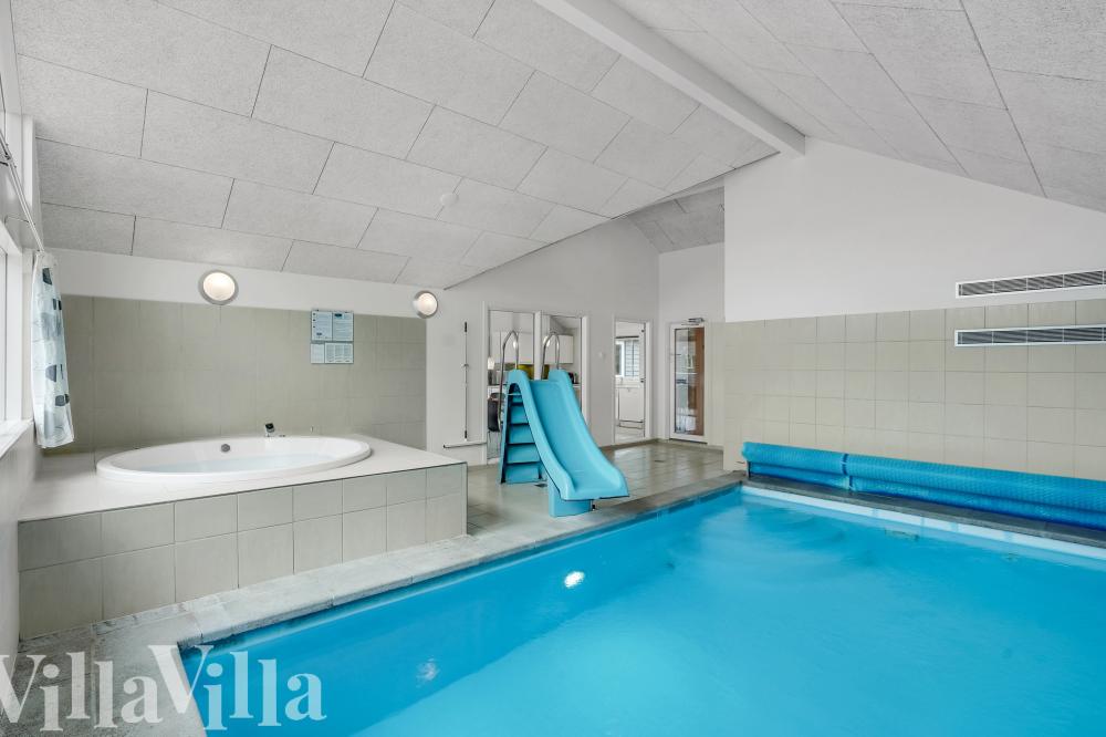 Sommarstuga 281 är inredd med en smakfull poolavdelning som har vattenrutschbana, ett stort inbyggt spapad och bastu