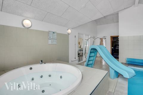 Njut av spabadets värme i lyxstuga nr 281 i Sydjylland