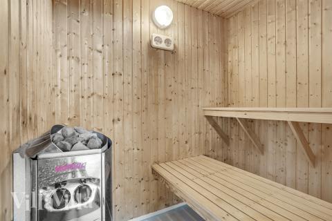 Njut av bastuvärmen i lyxstuga nr 281 för 18 personer