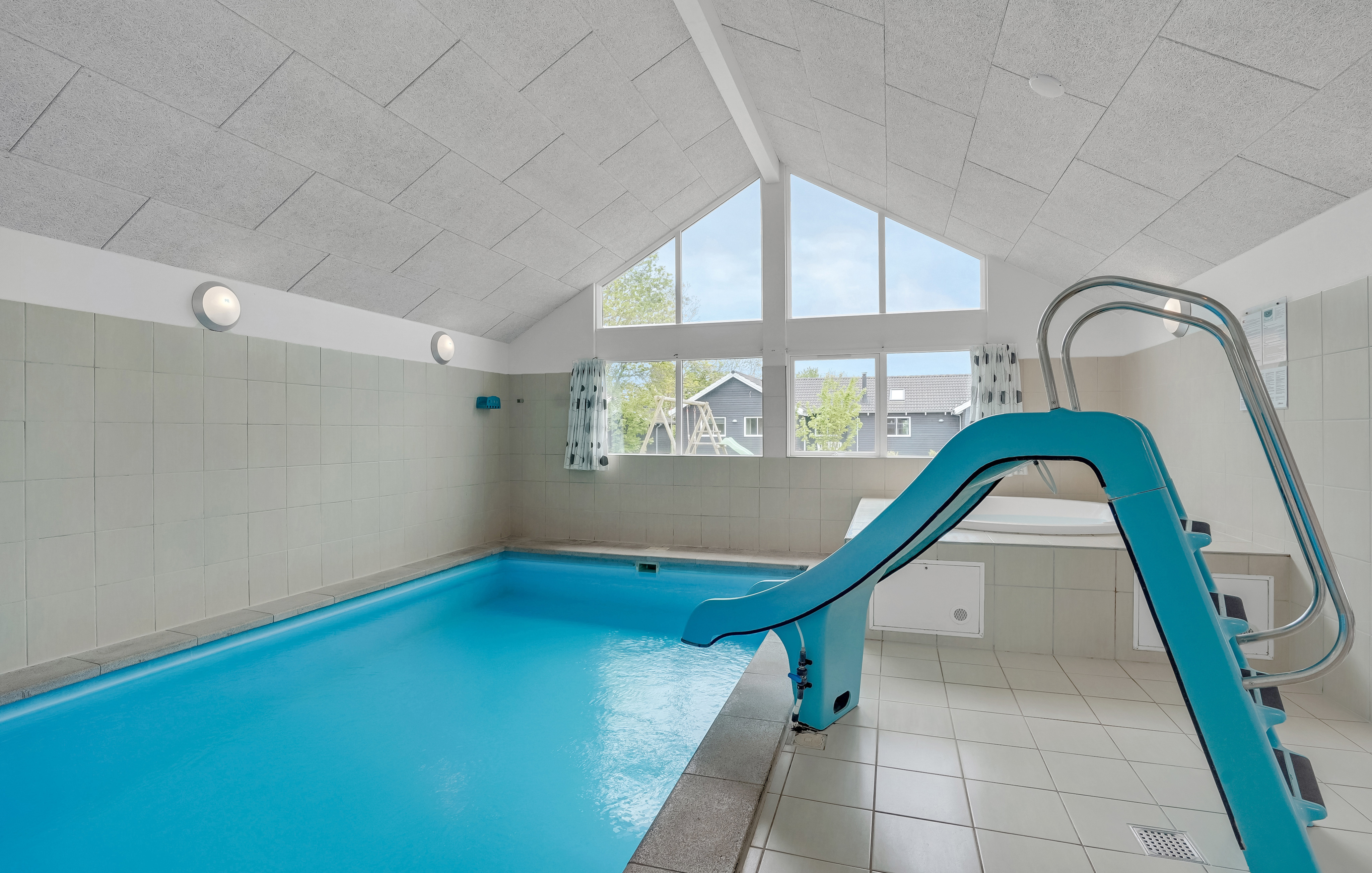 Den härliga poolen i lyxstuga nr 281 för 18 personer